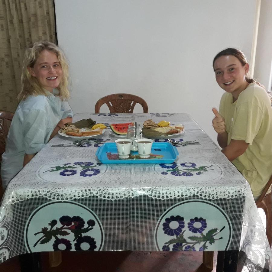 Colonial Surfing Villa Hostel & Home Stay Midigama East Dış mekan fotoğraf